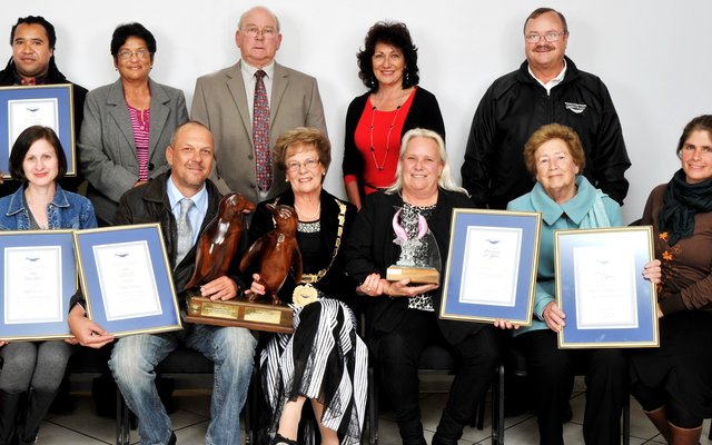 Die prestige Burgemeesterstoekenningsaand, met voor vlnr Brenda du Toit (nms Wilfred Chivell), Michael Rutzen, Raadsdame Nicolette Botha-Guthrie, Kim MacLean, Hermine Groenewald en Gabbi Jonker. Agter vlnr is William Ntebe (Zwelihle), Rdl Moira  Opperman, Rdl Dudley Coetzee, Rdl Riana de Coning en mnr Kat Myburgh.